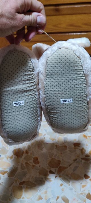 Pantofole di peluches a forma di coniglietto