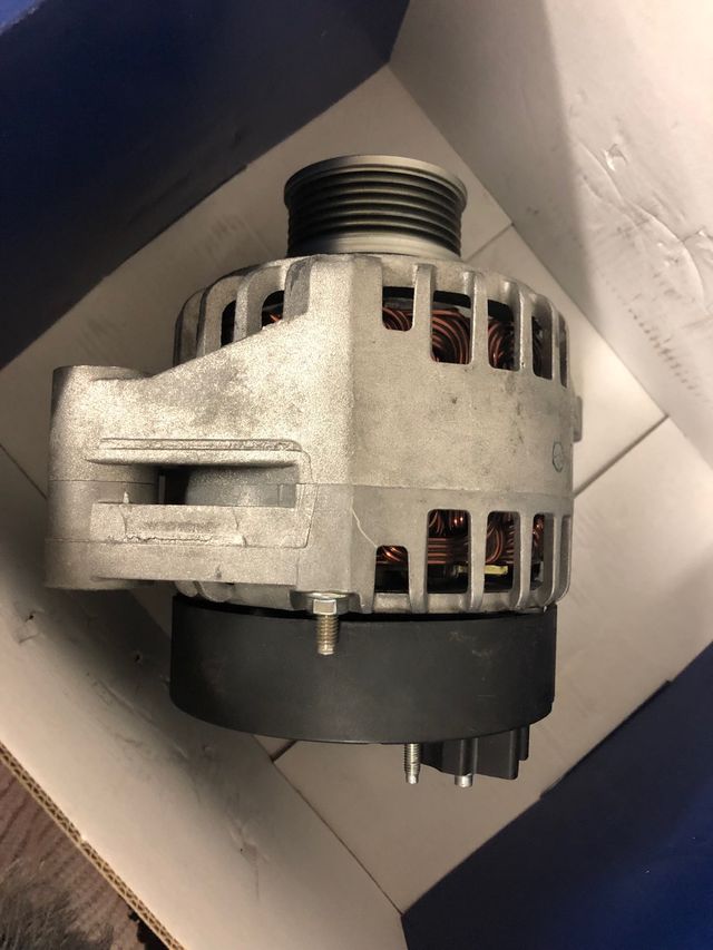 Alternador coche. Taller mecanica. 