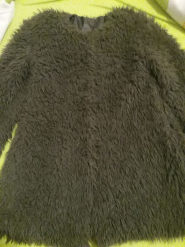 chaqueta pelo ,talla m/l,color verde,hay medidas