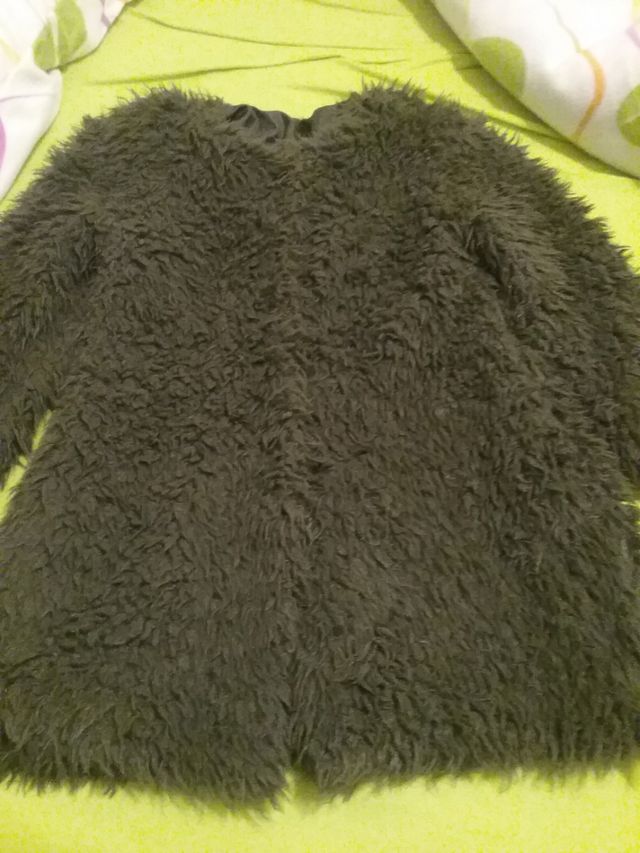 chaqueta pelo ,talla m/l,color verde,hay medidas