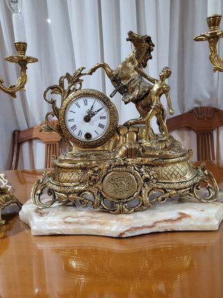 Reloj y 2 candelabros de bronce