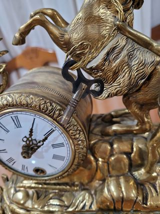 Reloj y 2 candelabros de bronce