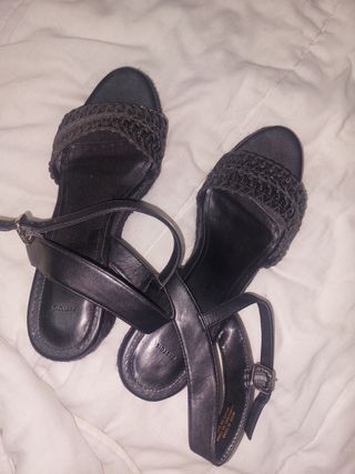 Sandalias negras cuña