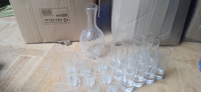 jarra con 21 vasos