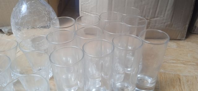 jarra con 21 vasos