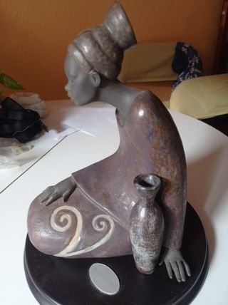 Figura cerámica mujer