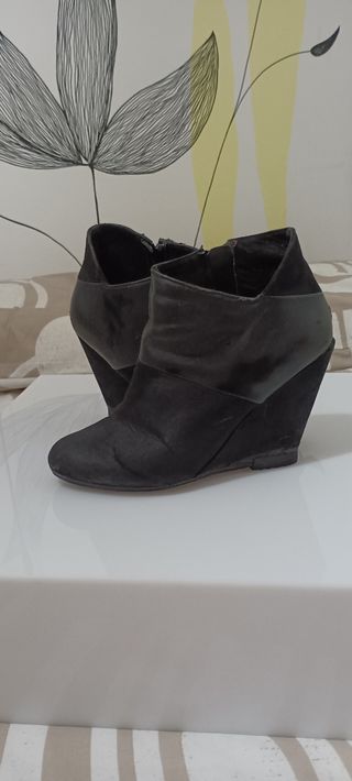 Botin cuña negro