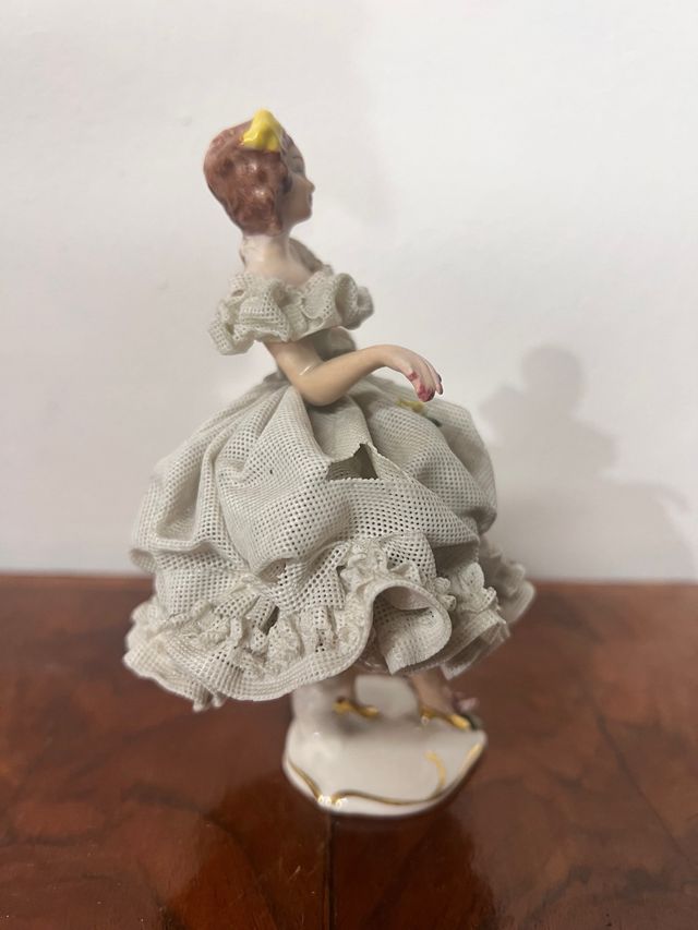 Damina con ampia veste in pizzo Capodimonte