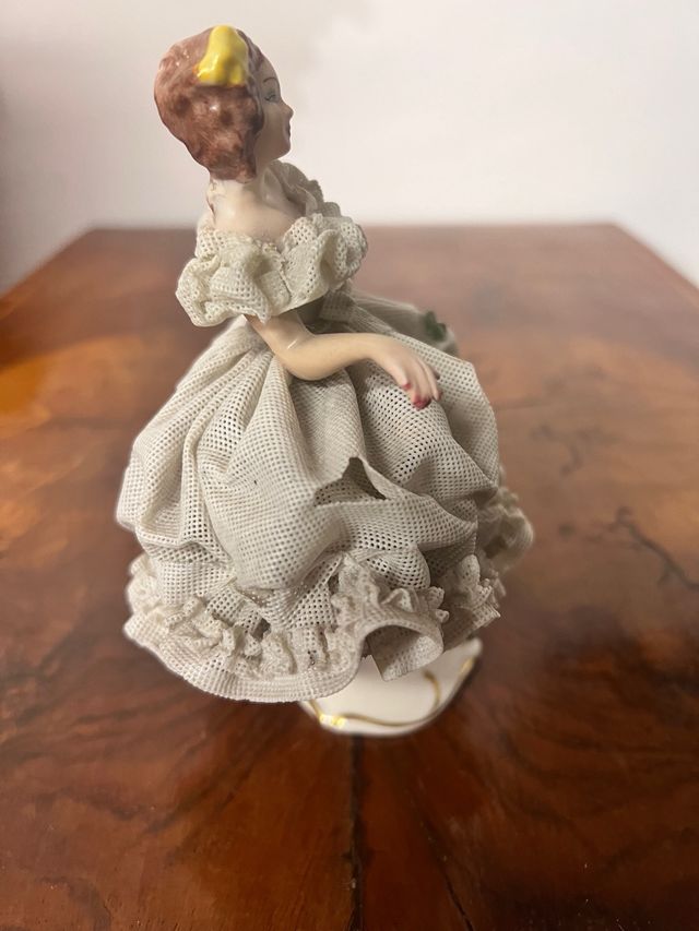 Damina con ampia veste in pizzo Capodimonte