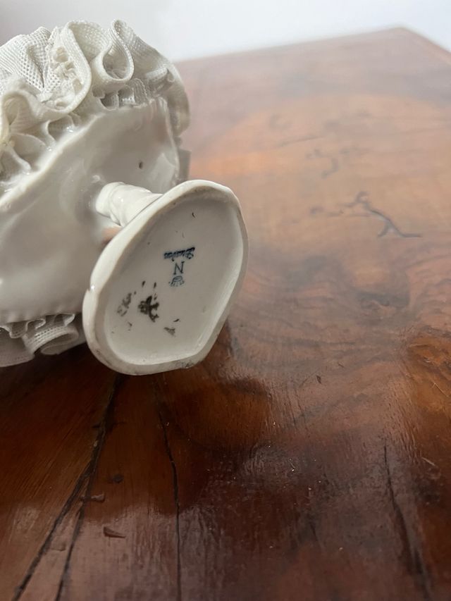 Damina con ampia veste in pizzo Capodimonte