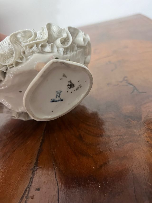 Damina con ampia veste in pizzo Capodimonte