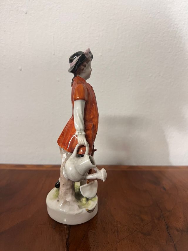 Capodimonte uomo con vanga, cappello a nastro rosa