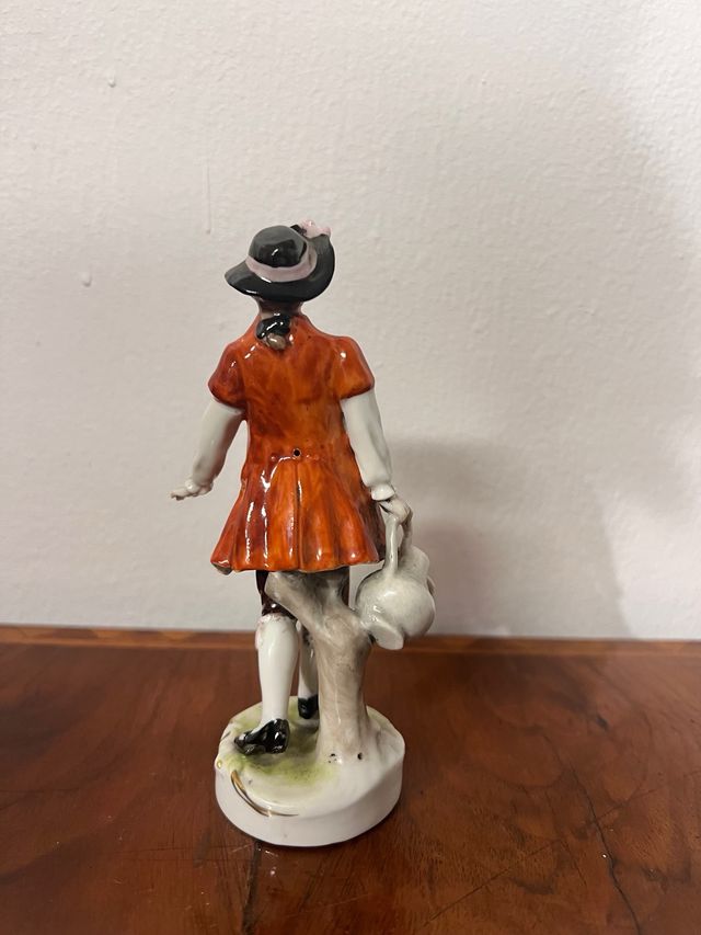 Capodimonte uomo con vanga, cappello a nastro rosa