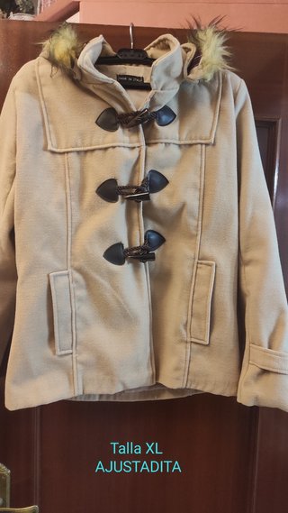 Parka camel mujer. Talla XL, ajustadita.