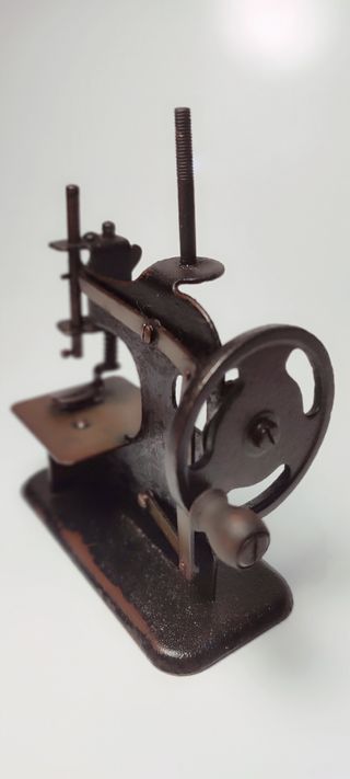 MÁQUINA DE COSER ANTIGUA DE JUGUETE