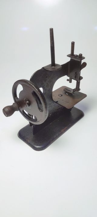 MÁQUINA DE COSER ANTIGUA DE JUGUETE
