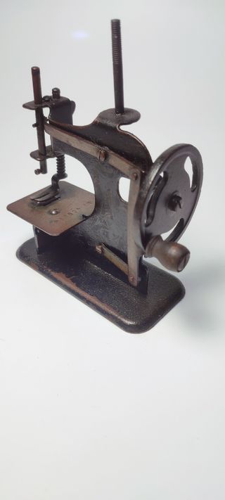 MÁQUINA DE COSER ANTIGUA DE JUGUETE