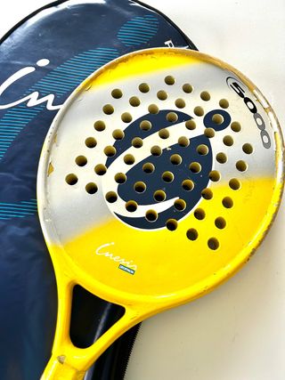 Pala de padel con funda