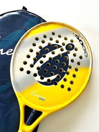Pala de padel con funda