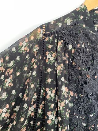 Mono negro con flores de Zara
