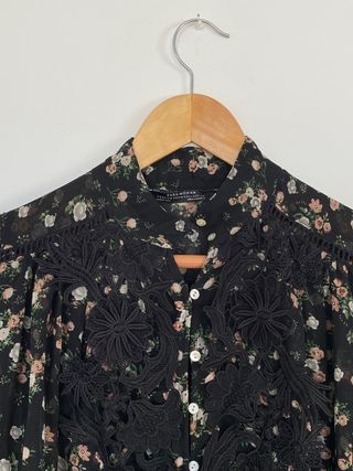Mono negro con flores de Zara