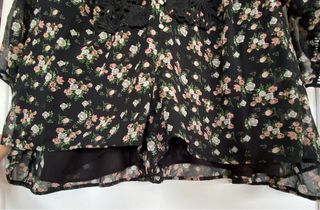 Mono negro con flores de Zara