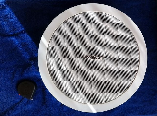 Altavoces Bose DS-40F 8 ohmios con kit para colgar