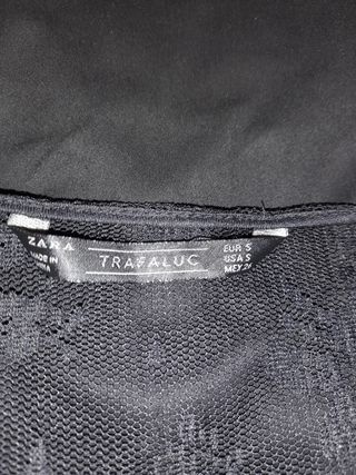 Vestido corto de color negro de fiesta