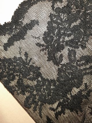 Vestido corto de color negro de fiesta