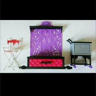 LOTE DE MUEBLES MONSTER HIGH. Lote de muebles Mon