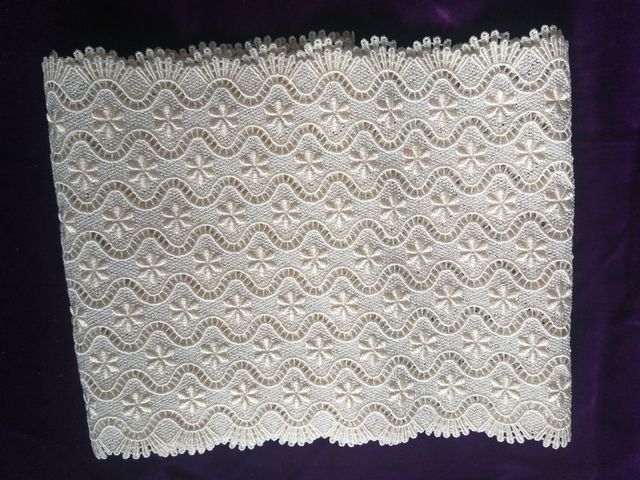 Encajes y tira bordada