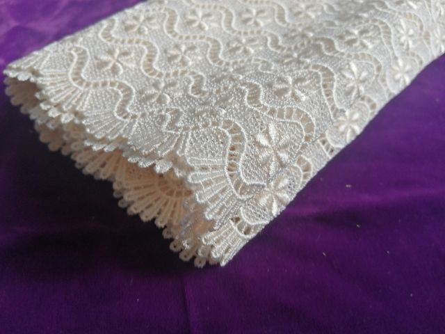 Encajes y tira bordada