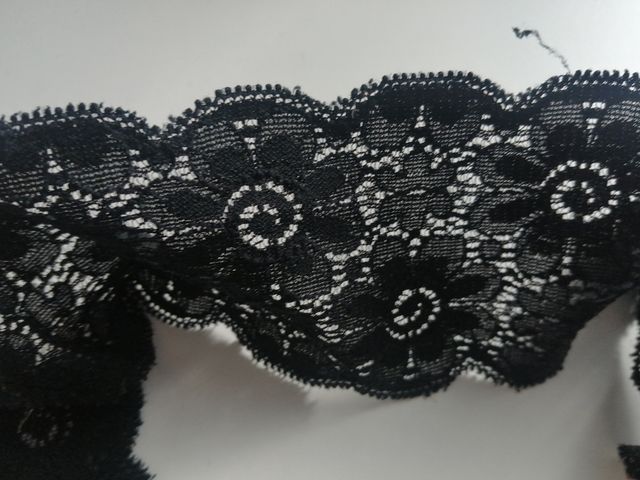 Encajes y tira bordada