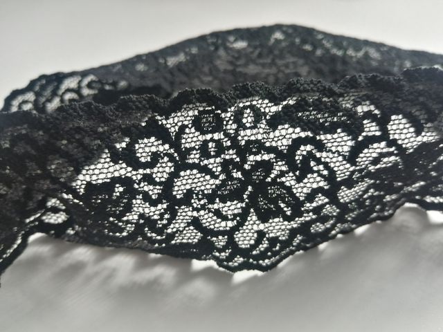 Encajes y tira bordada