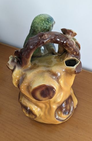 Botijo antiguo con forma de loro