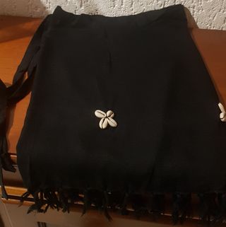 Saia preta de praia cruzada com aplicações buzios.