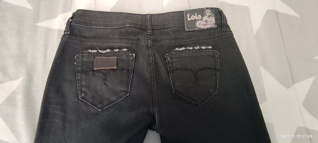 Pantalón marca Lois, negro, talla 28.