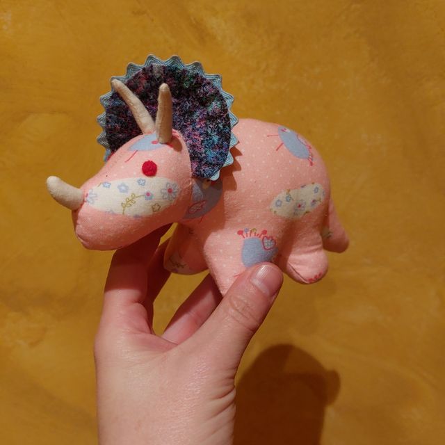 Peluche dinosaurio pequeño