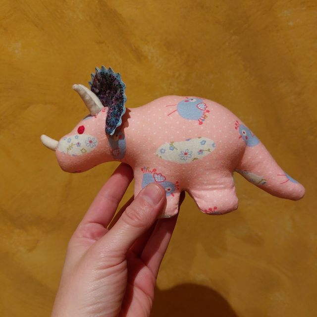 Peluche dinosaurio pequeño