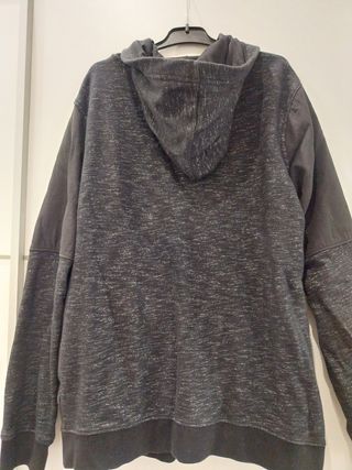Chaqueta negra con capucha