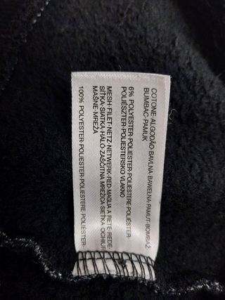 Chaqueta negra con capucha