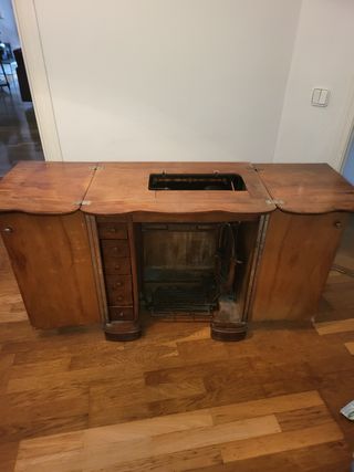 Maquina de coser SINGER con mueble