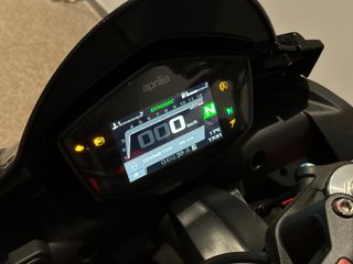 APRILIA TUONO 660. Carnet A