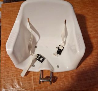 Seggiolino bianco per bicicletta