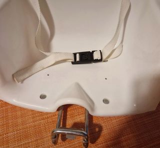 Seggiolino bianco per bicicletta