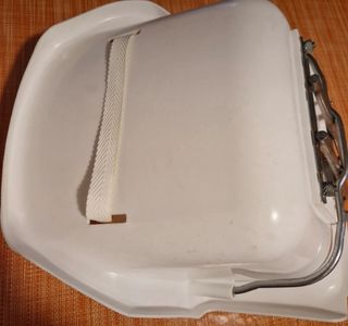 Seggiolino bianco per bicicletta