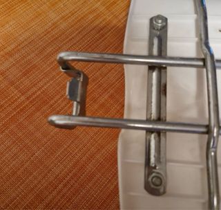 Seggiolino bianco per bicicletta