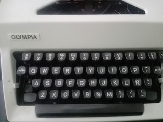 Maquina ESCRIBIR OLYMPIA ALEMANA