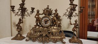 Reloj y candelabros de bronce antiguos