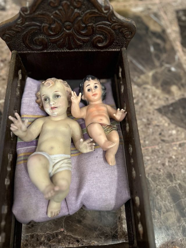 Niño Jesús en cuna tallada